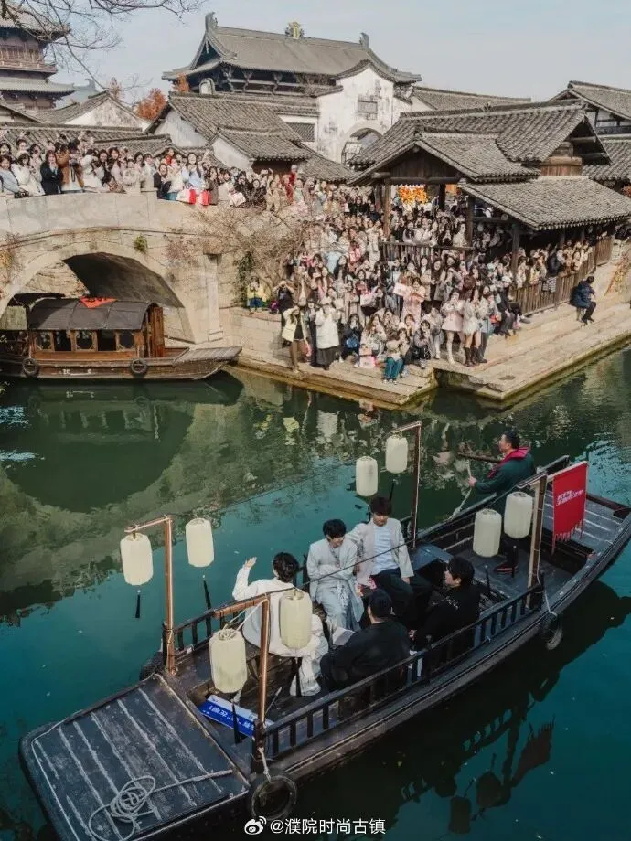 Fans gather at Puyuan Fashion Ancient Town during a KPL event.