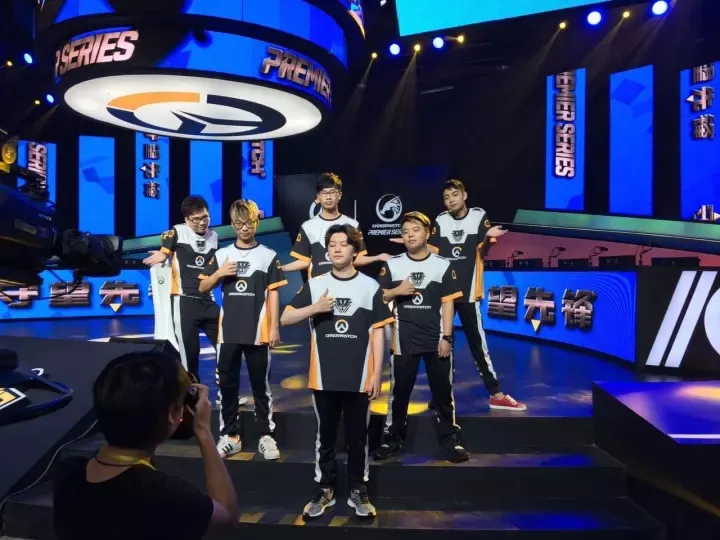 An Overwatch team poses on a professional stage in an image used by the original article.