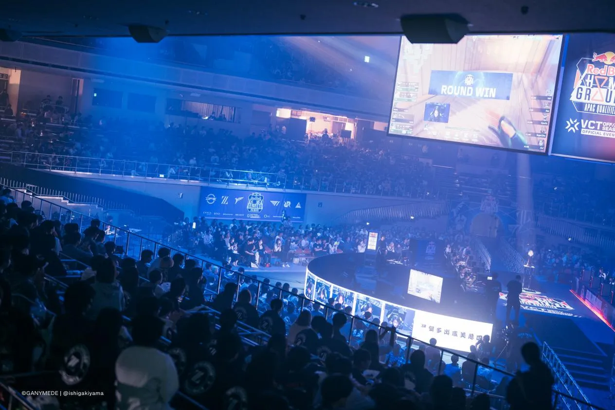 The crowd and competition floor at a Red Bull Home Ground event. © GANYMEDE | @ishigakiyama