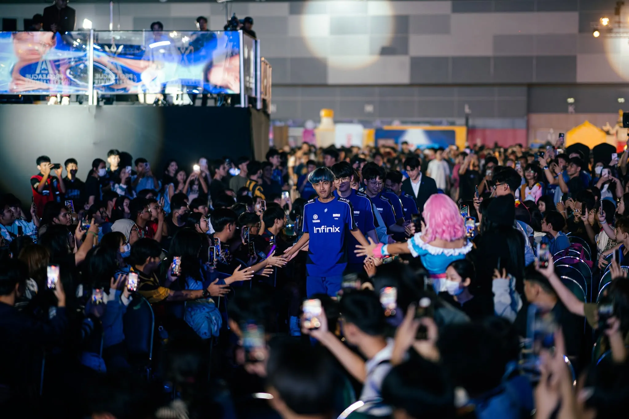 RoV players walk past fans before an offline league event. Photo: Garena RoV Tournament.